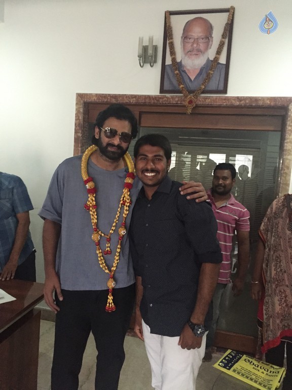 Karnataka Fans meet Prabhas - 29 / 39 photos