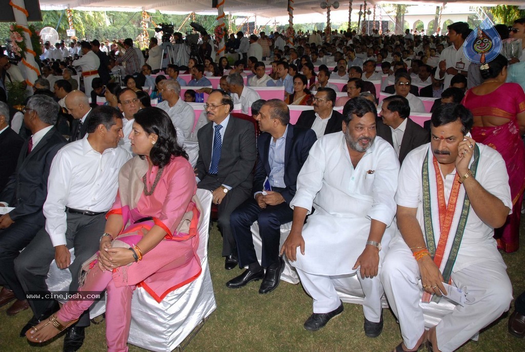 KCR Sworn in as Telangana CM - 3 / 97 photos