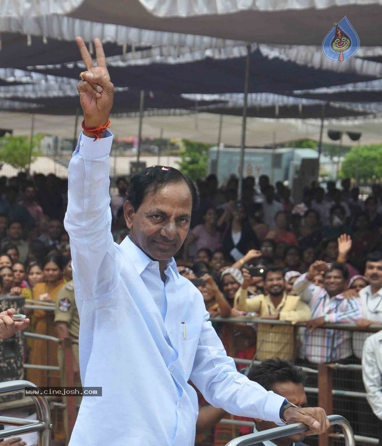 KCR Sworn in as Telangana CM - 7 / 97 photos