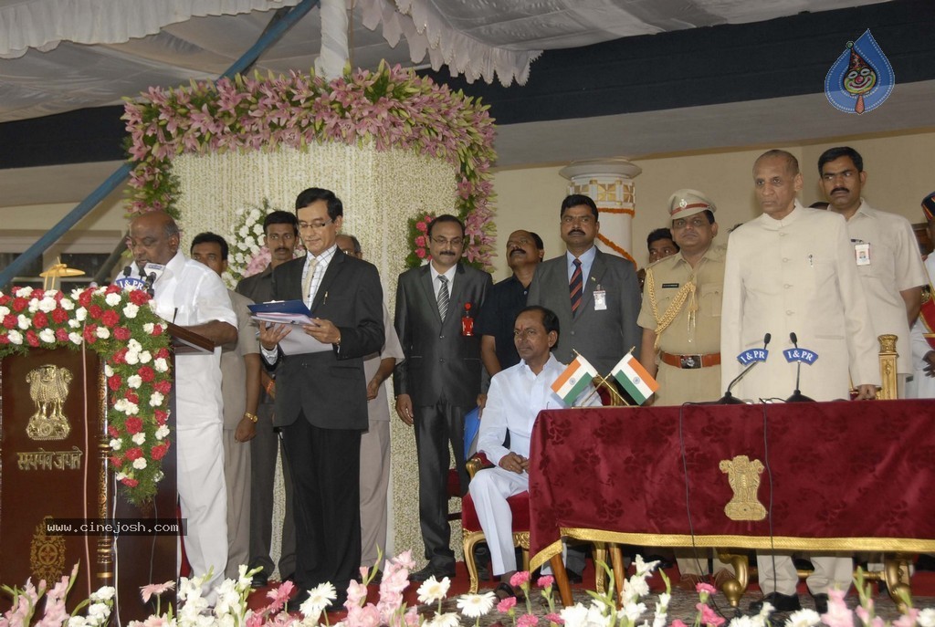 KCR Sworn in as Telangana CM - 21 / 97 photos
