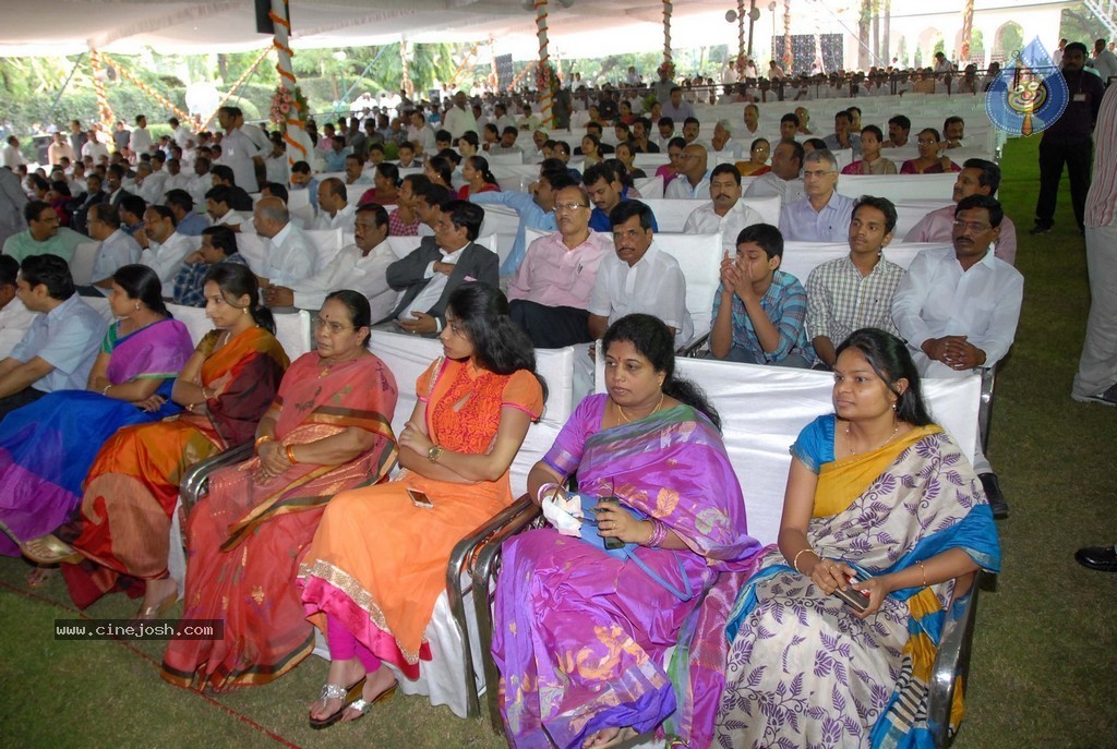 KCR Sworn in as Telangana CM - 25 / 97 photos