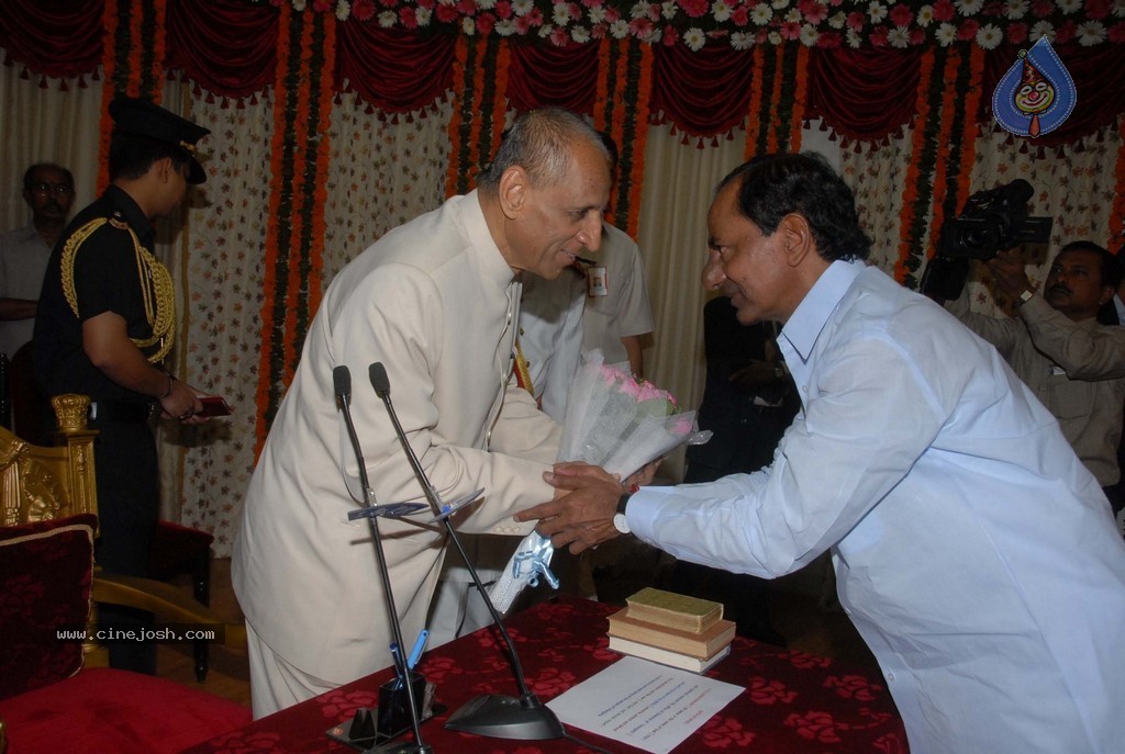 KCR Sworn in as Telangana CM - 26 / 97 photos