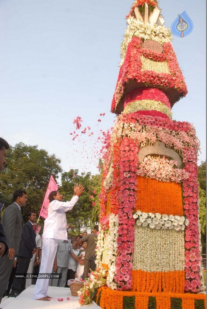 KCR Sworn in as Telangana CM - 29 / 97 photos