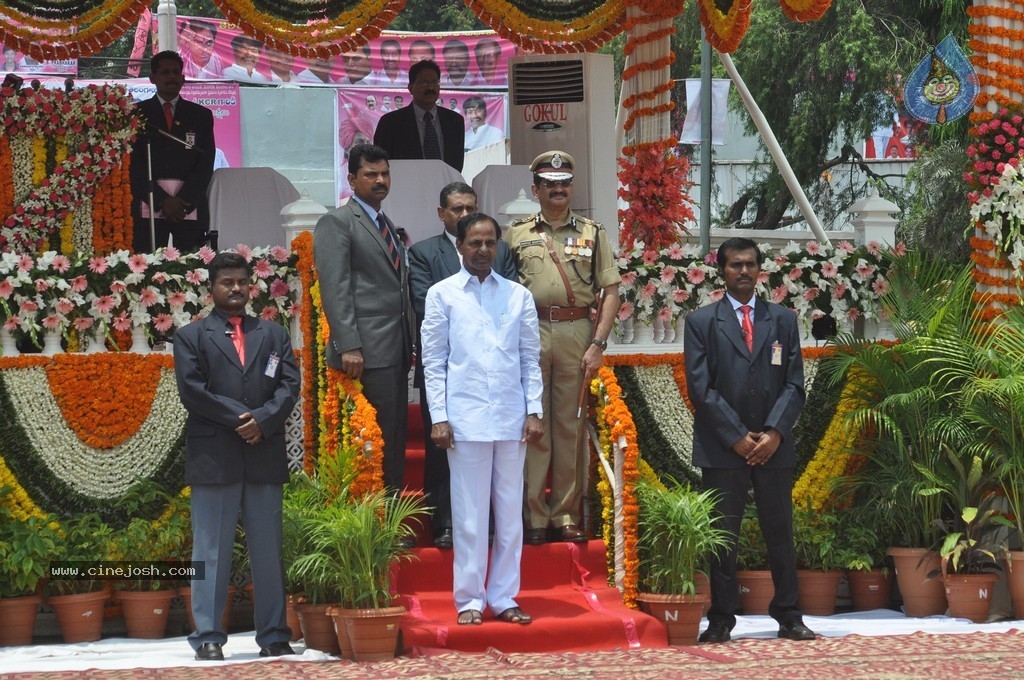 KCR Sworn in as Telangana CM - 30 / 97 photos