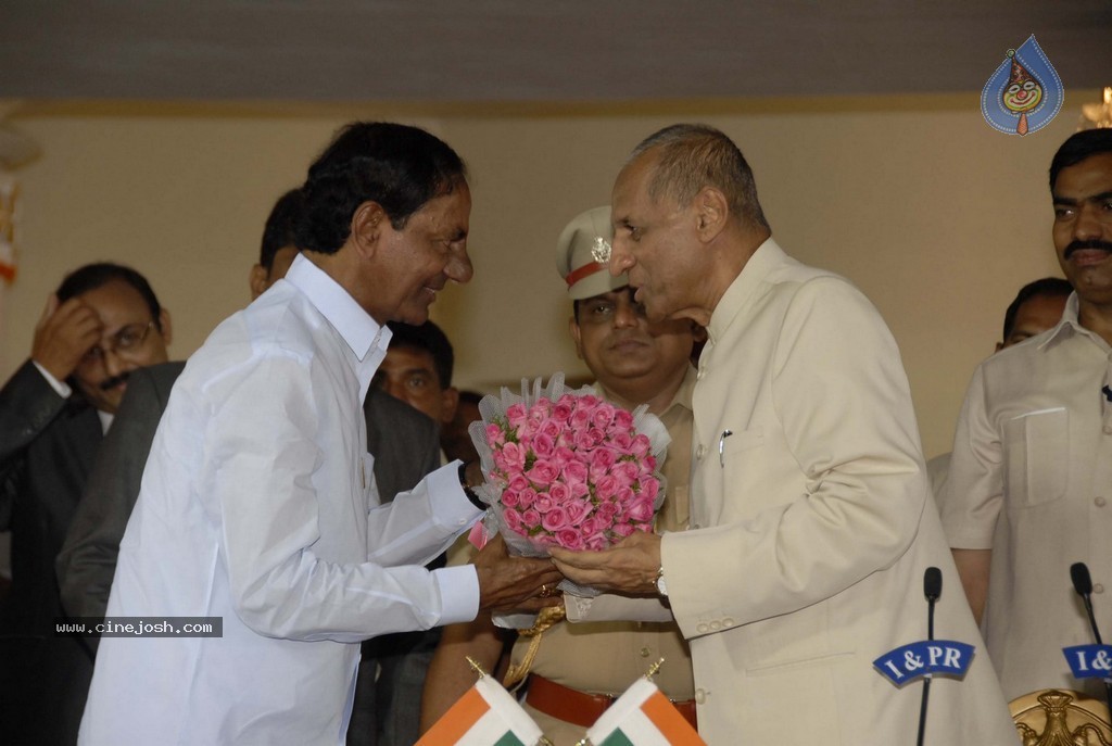 KCR Sworn in as Telangana CM - 42 / 97 photos
