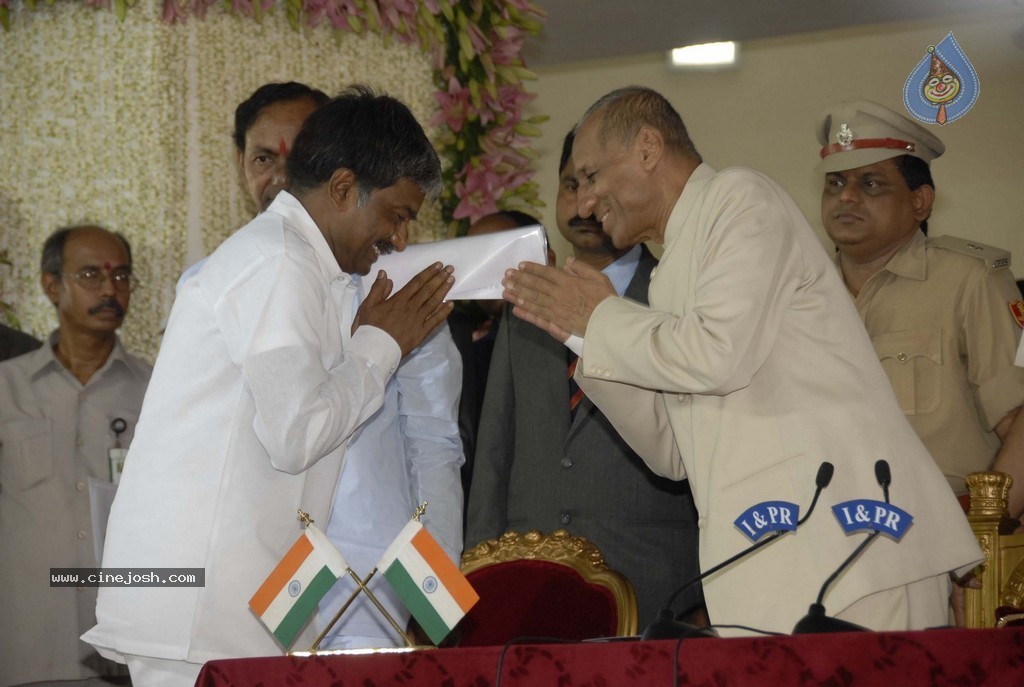 KCR Sworn in as Telangana CM - 43 / 97 photos