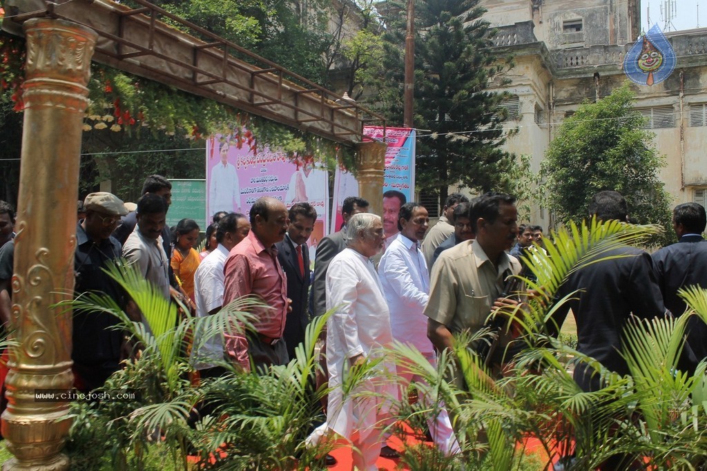 KCR Sworn in as Telangana CM - 45 / 97 photos