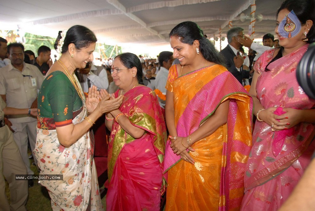 KCR Sworn in as Telangana CM - 47 / 97 photos