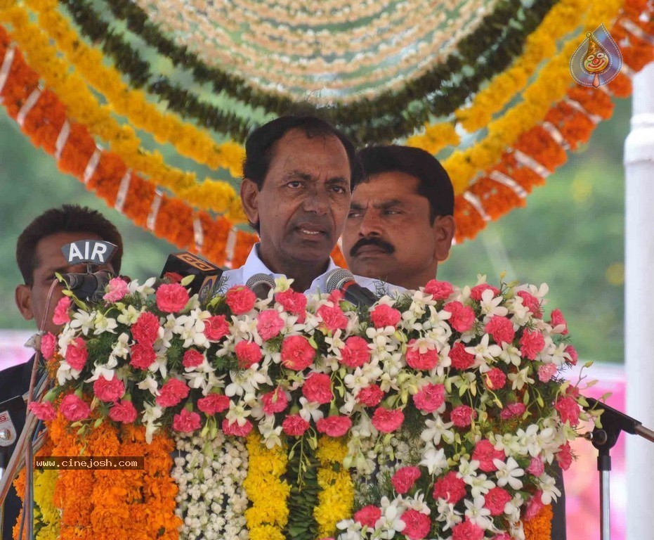 KCR Sworn in as Telangana CM - 49 / 97 photos