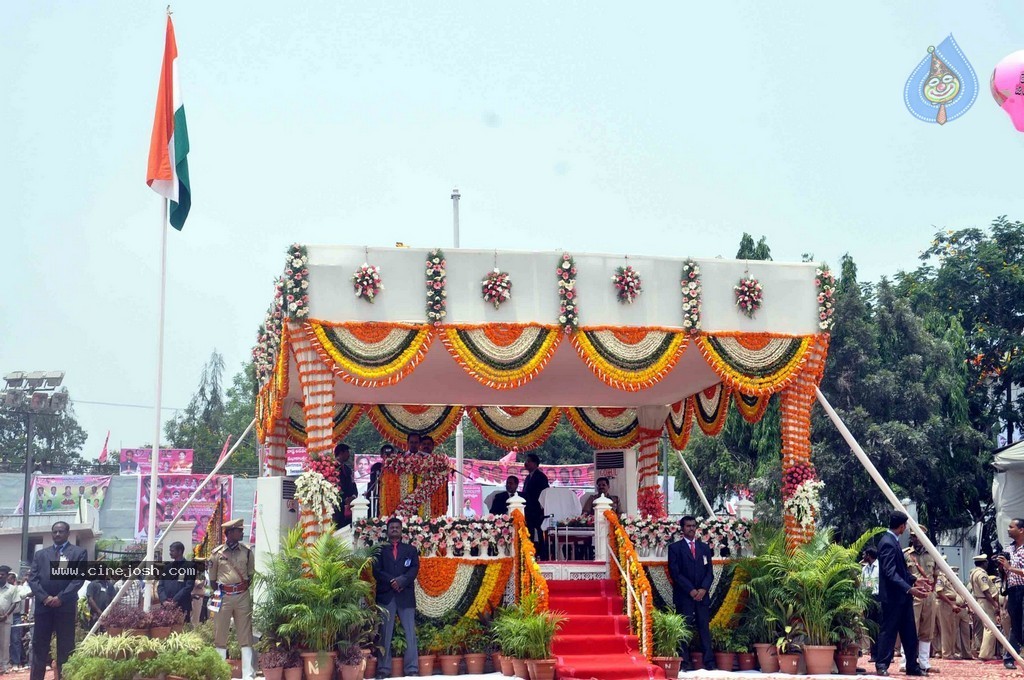 KCR Sworn in as Telangana CM - 60 / 97 photos