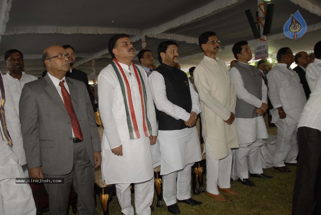 KCR Sworn in as Telangana CM - 64 / 97 photos