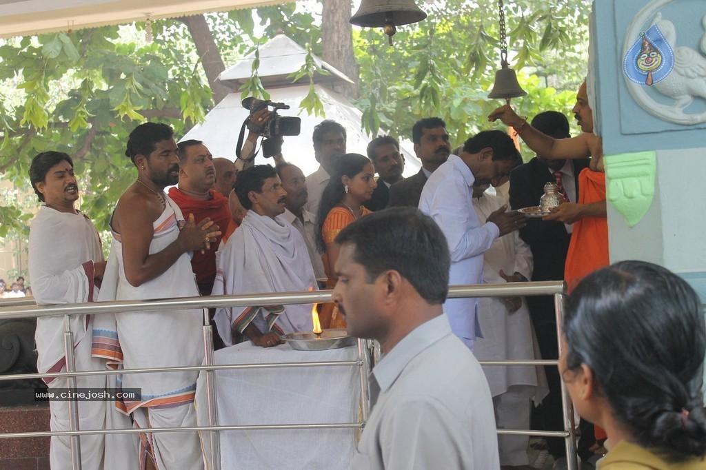KCR Sworn in as Telangana CM - 79 / 97 photos