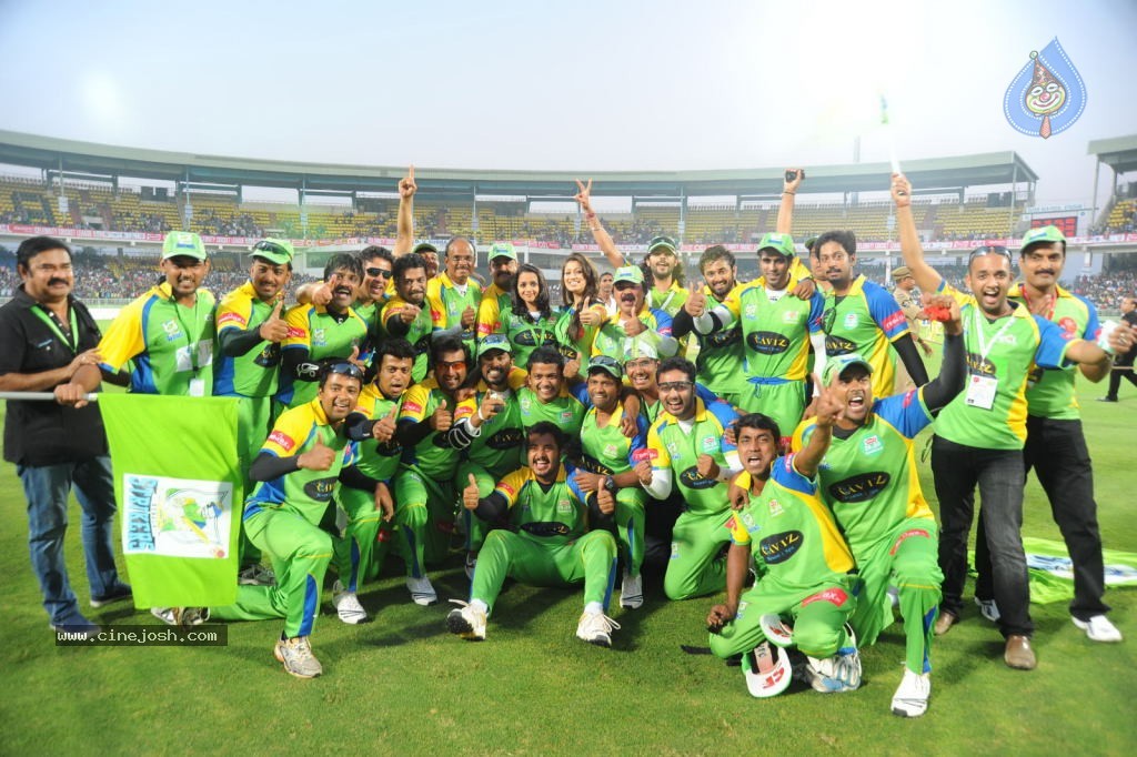 Kerala Strikers VS Bengal Tigers Match Photos - 91 / 94 photos