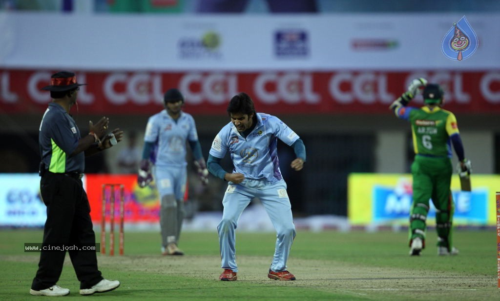 Kerala Strikers Vs Bhojpuri Dabanggs Match Photos - 173 / 183 photos