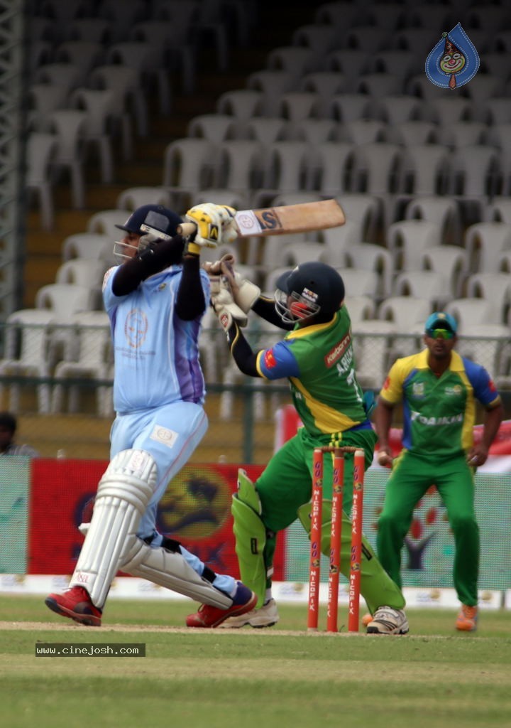 Kerala Strikers Vs Bhojpuri Dabanggs Match Photos - 176 / 183 photos