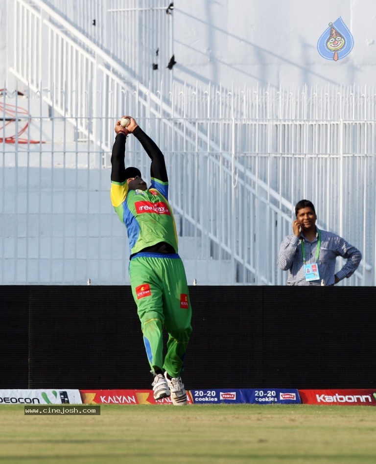 Kerala Strikers vs Karnataka Bulldozers Match - 35 / 63 photos