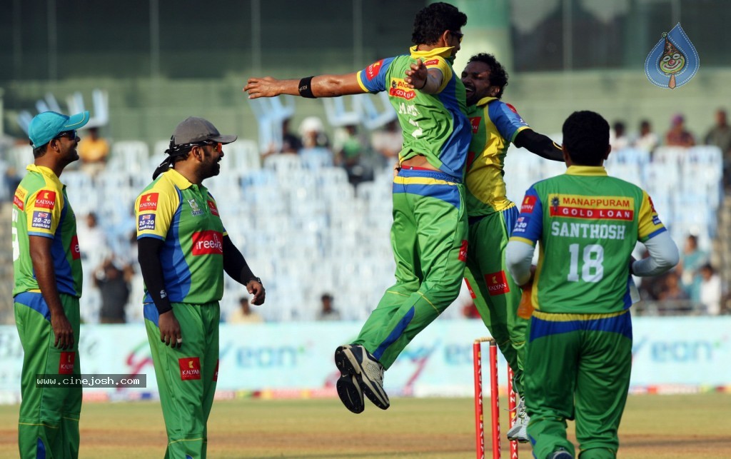 Kerala Strikers vs Karnataka Bulldozers Match - 38 / 63 photos