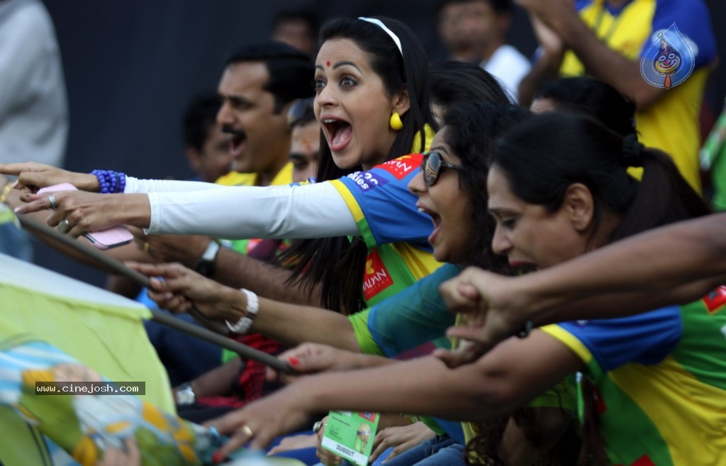 Kerala Strikers vs Karnataka Bulldozers Match - 60 / 63 photos