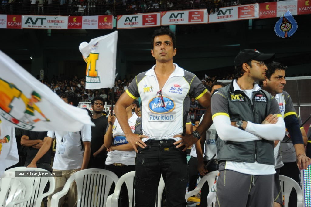 Kerala Strikers Vs Mumbai Heroes Match Photos - 157 / 169 photos