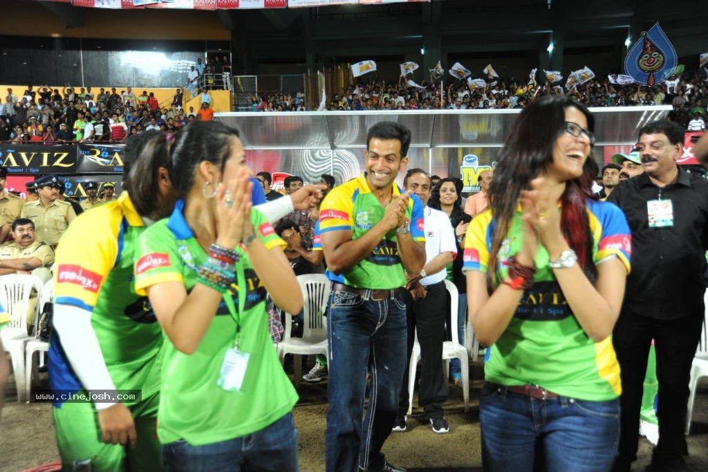 Kerala Strikers Vs Mumbai Heroes Match Photos - 158 / 169 photos