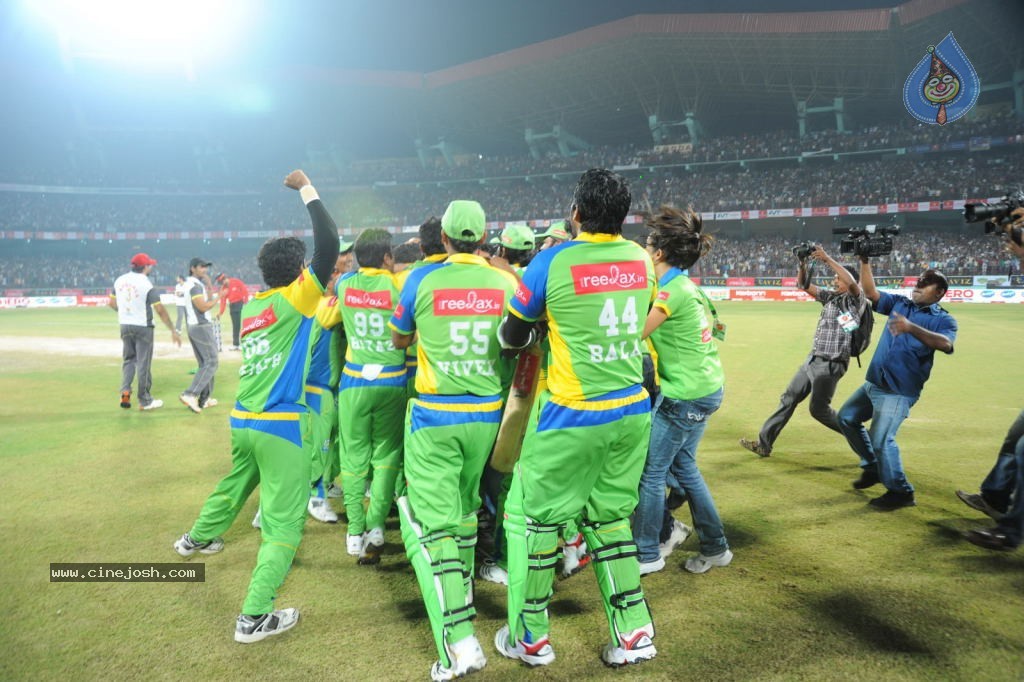 Kerala Strikers Vs Mumbai Heroes Match Photos - 166 / 169 photos