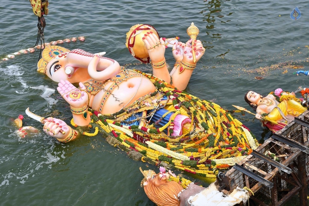 Khairatabad and Balapur Ganesh Nimajjanam Photos - 75 / 85 photos