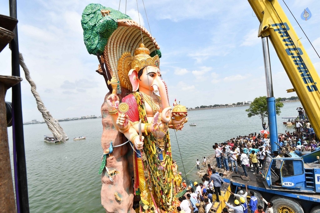Khairatabad and Balapur Ganesh Nimajjanam Photos - 76 / 85 photos