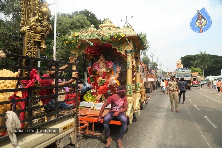 Khairatabad Ganesh Nimajjanam 2018 - 4 / 33 photos