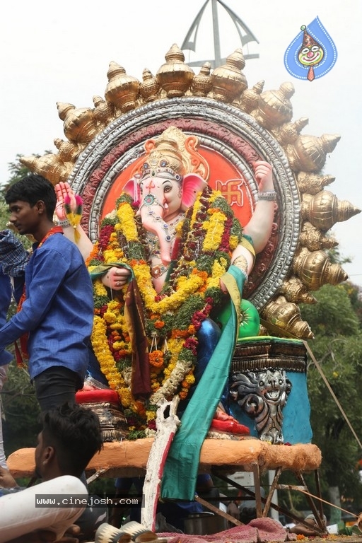Khairatabad Ganesh Nimajjanam 2018 - 5 / 33 photos