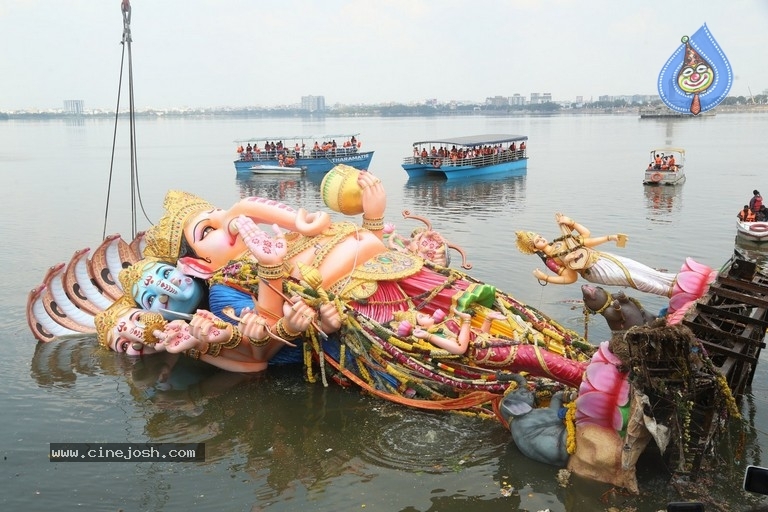 Khairatabad Ganesh Nimajjanam 2018 - 7 / 33 photos