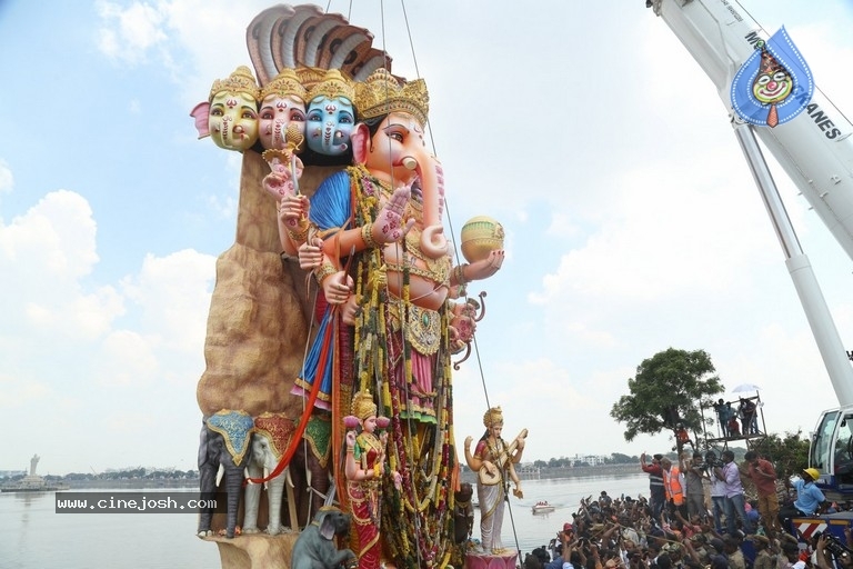 Khairatabad Ganesh Nimajjanam 2018 - 9 / 33 photos