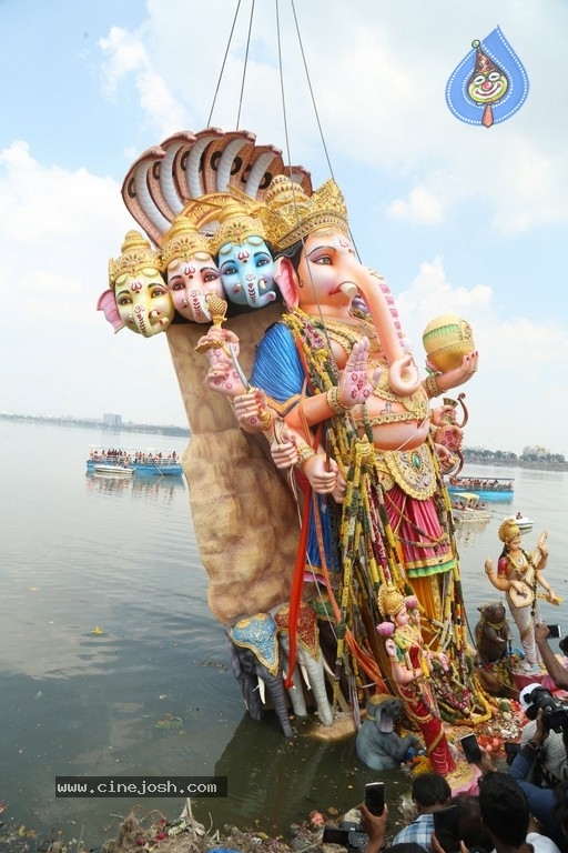Khairatabad Ganesh Nimajjanam 2018 - 10 / 33 photos