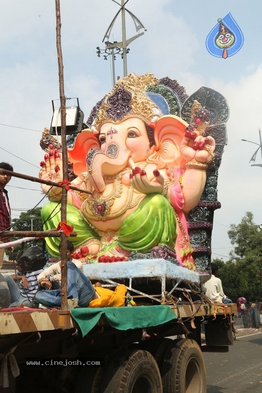 Khairatabad Ganesh Nimajjanam 2018 - 11 / 33 photos
