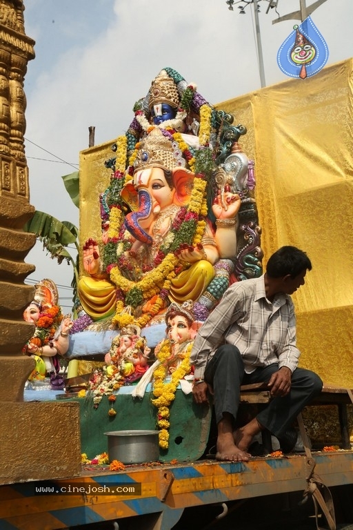 Khairatabad Ganesh Nimajjanam 2018 - 13 / 33 photos