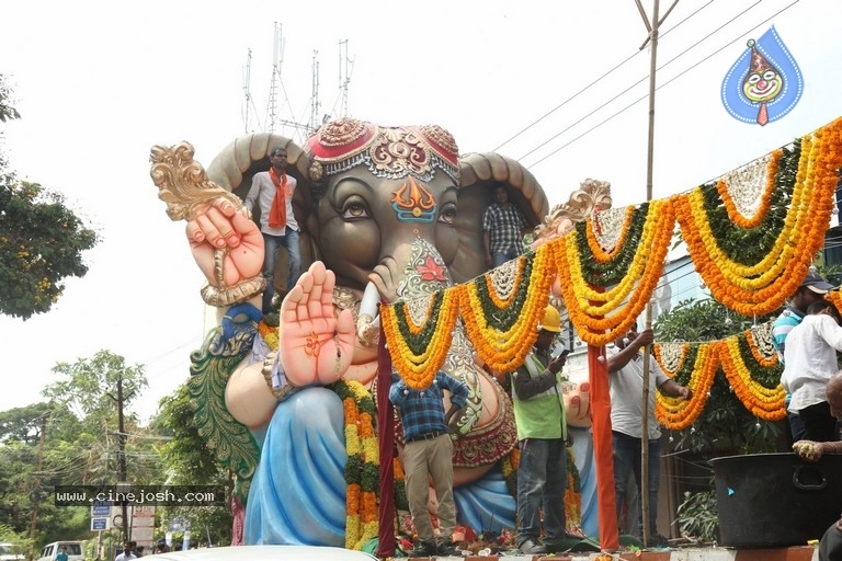 Khairatabad Ganesh Nimajjanam 2018 - 15 / 33 photos