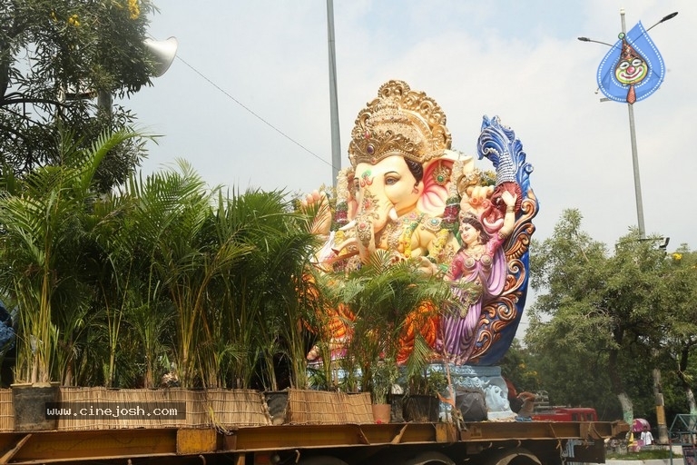 Khairatabad Ganesh Nimajjanam 2018 - 20 / 33 photos