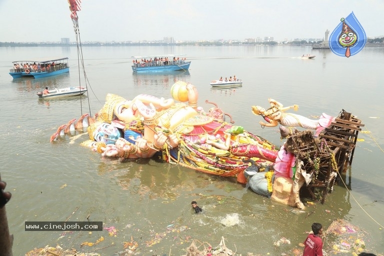 Khairatabad Ganesh Nimajjanam 2018 - 21 / 33 photos