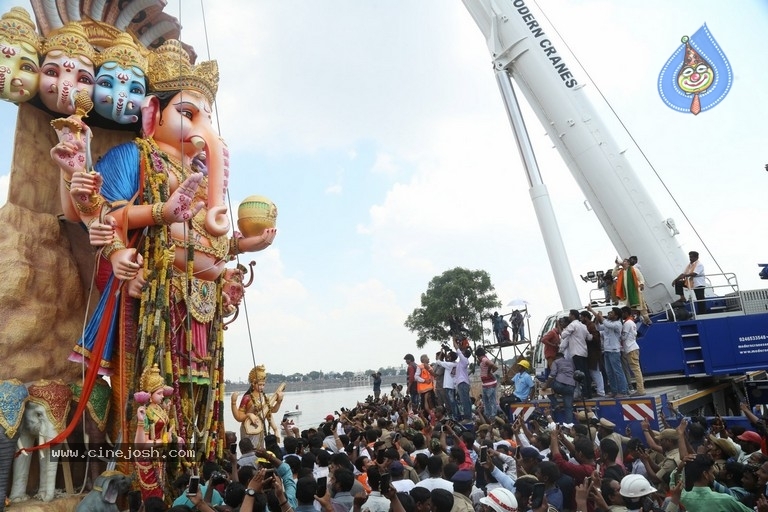 Khairatabad Ganesh Nimajjanam 2018 - 22 / 33 photos