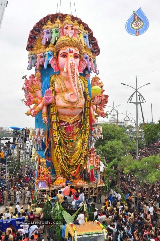 Khairatabad Ganesh Nimajjanam 2019 - 1 / 42 photos