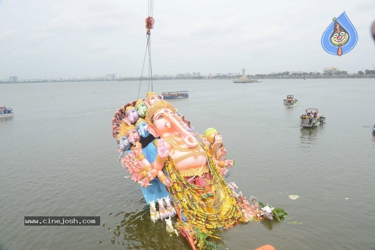 Khairatabad Ganesh Nimajjanam 2019 - 4 / 42 photos