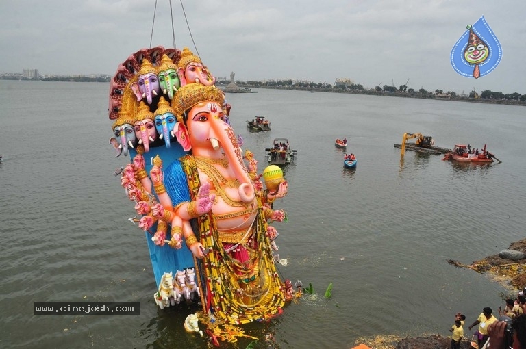 Khairatabad Ganesh Nimajjanam 2019 - 5 / 42 photos