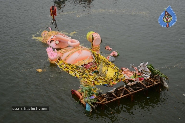 Khairatabad Ganesh Nimajjanam 2019 - 8 / 42 photos