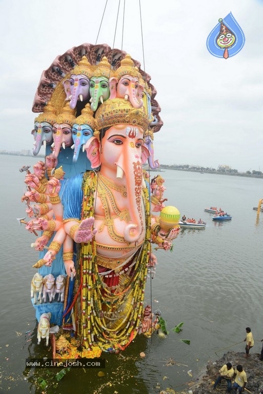 Khairatabad Ganesh Nimajjanam 2019 - 11 / 42 photos