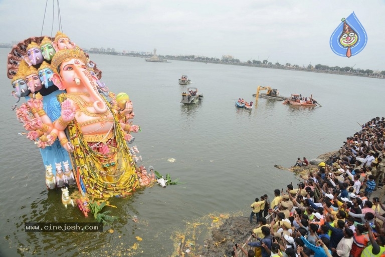 Khairatabad Ganesh Nimajjanam 2019 - 15 / 42 photos