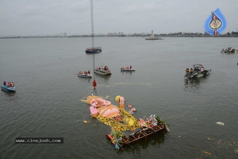 Khairatabad Ganesh Nimajjanam 2019 - 16 / 42 photos