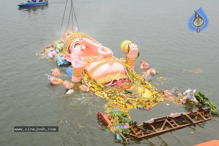 Khairatabad Ganesh Nimajjanam 2019 - 17 / 42 photos