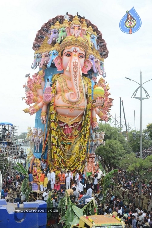 Khairatabad Ganesh Nimajjanam 2019 - 18 / 42 photos