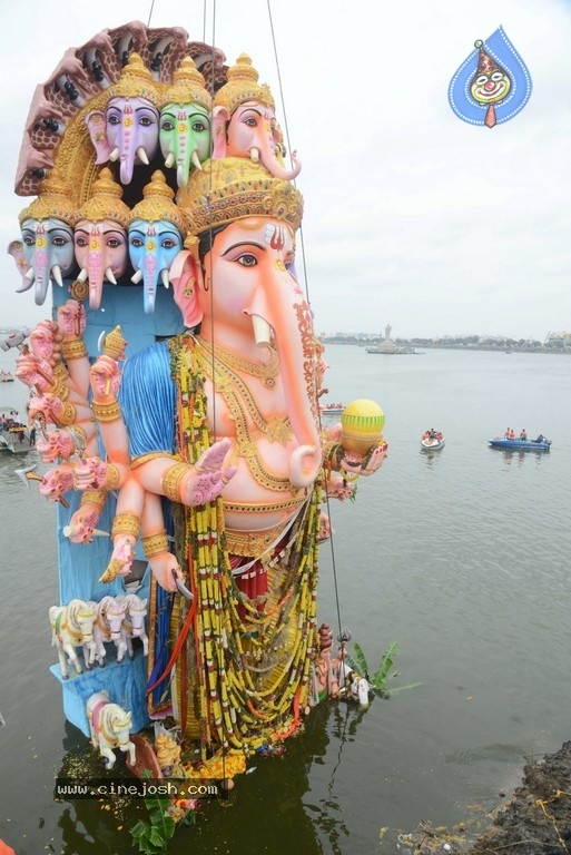 Khairatabad Ganesh Nimajjanam 2019 - 19 / 42 photos