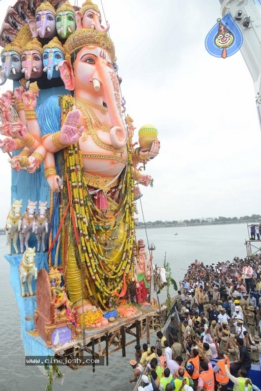 Khairatabad Ganesh Nimajjanam 2019 - 20 / 42 photos