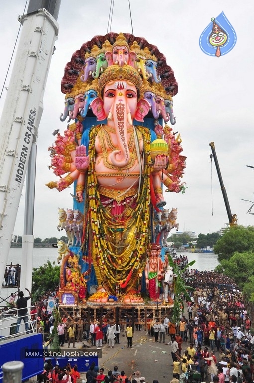 Khairatabad Ganesh Nimajjanam 2019 - 22 / 42 photos